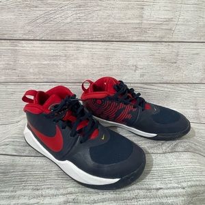 Nike Team Hustle 5 Y 5Y navy red basketball sneakers